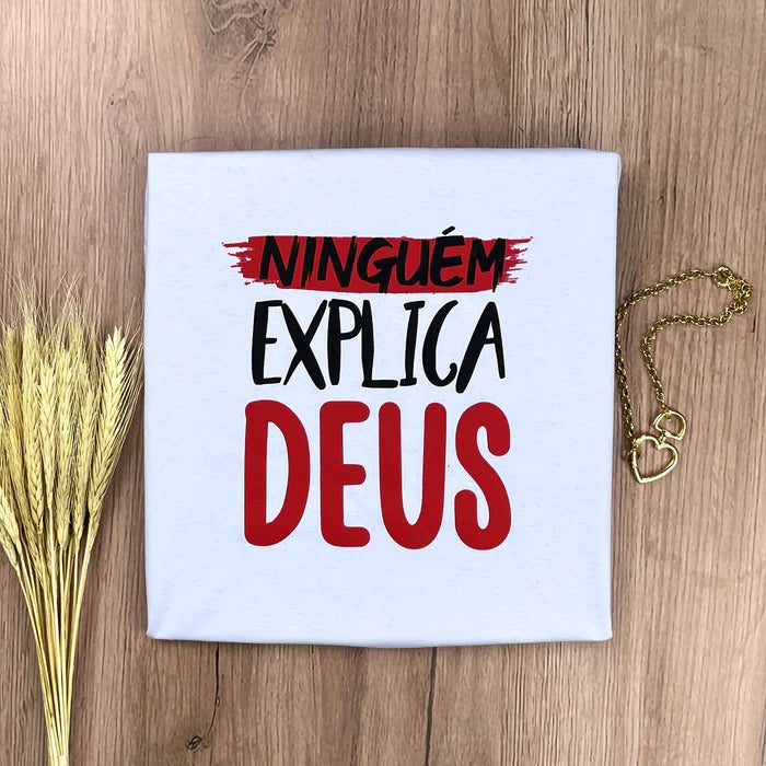 Camiseta Feminina Branca Ninguém Explica Deus