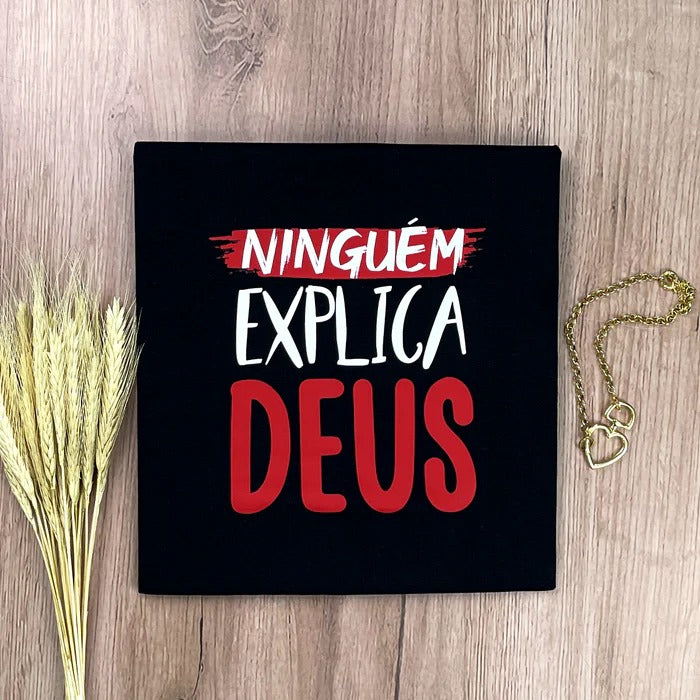 Camiseta Feminina Preta Ninguém Explica Deus