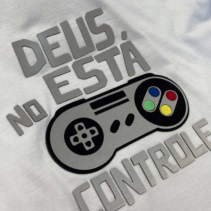 T-Shirt Infantil Branca Deus Está No Controle