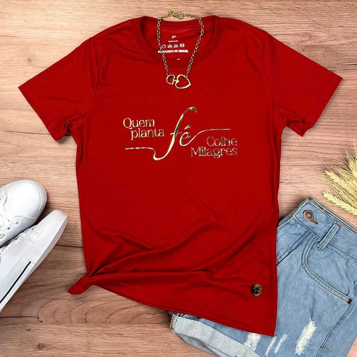Camiseta Feminina Vermelha Quem Planta Fé Dourado