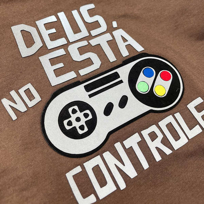 T-Shirt Infantil Marrom Deus Está No Controle