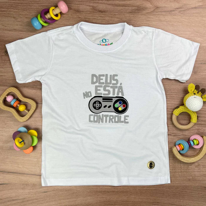 T-Shirt Infantil Branca Deus Está No Controle