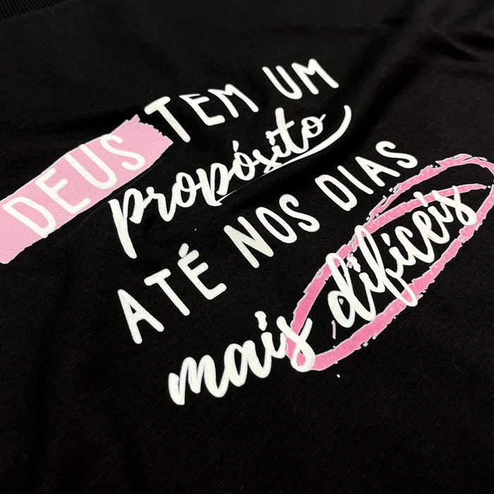 Camiseta Feminina Preta Deus Tem Um Propósito Até Nos Dias Mais Difíceis