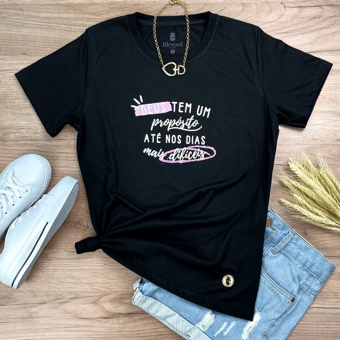 Camiseta Feminina Preta Deus Tem Um Propósito Até Nos Dias Mais Difíceis