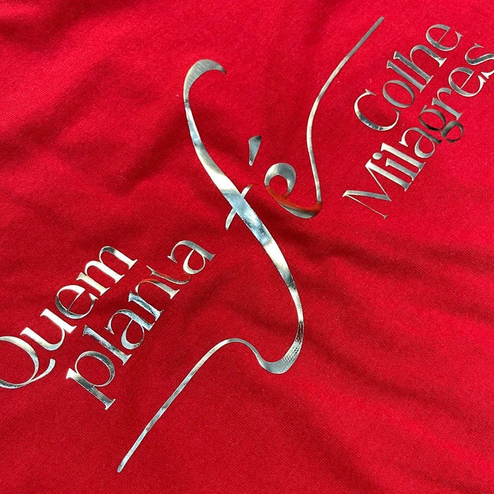 Camiseta Feminina Vermelha Quem Planta Fé Dourado